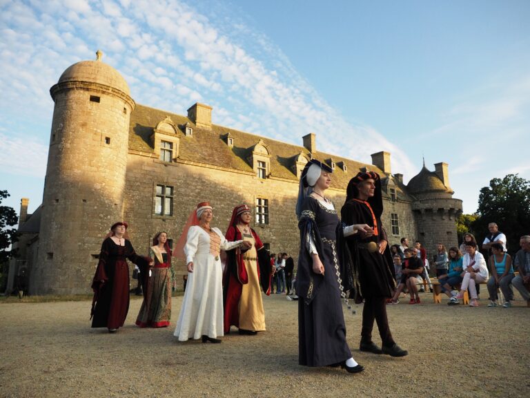 Les activités dans le Finistère - LE CHATEAU DE KERGROADEZ